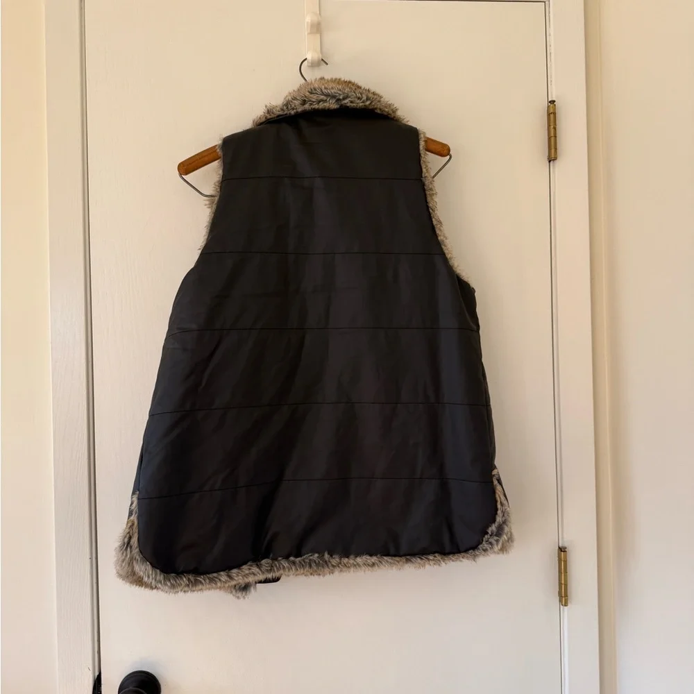 Tuckernuck Black Vest with Brown Fur Trim - Picture 9 of 9